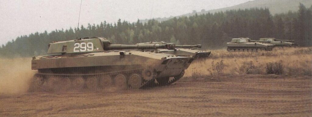 Dalla seconda metà degli anni '70, l'artiglieria del Patto di Varsavia schiera numerosi pezzi semoventi, come questi 2S1 cecoslovacchi. Le DPICM divengono ancor più necessarie per le missioni di controbatteria.