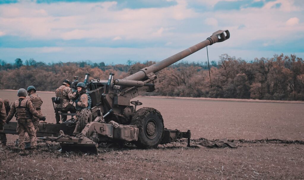 Un obice FH-70 dell'esercito ucraino e di origine italiana, in grado di impiegare munizioni a grappolo.