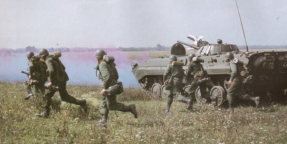 Dagli anni '70 la fanteria del blocco comunista, come questa squadra ungherese, combatte con i rivoluzionari veicoli BMP. Le DPICM sono un'arma efficace nei confronti di blindati concepiti per essere resistenti al fuoco d'artiglieria convenzionale.