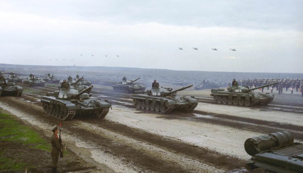 Una parata dell'esercito sovietico nel 1981, al culmine di un periodo dove alla forza dei numeri si associavano armamenti tecnologicamente all'avanguardia.