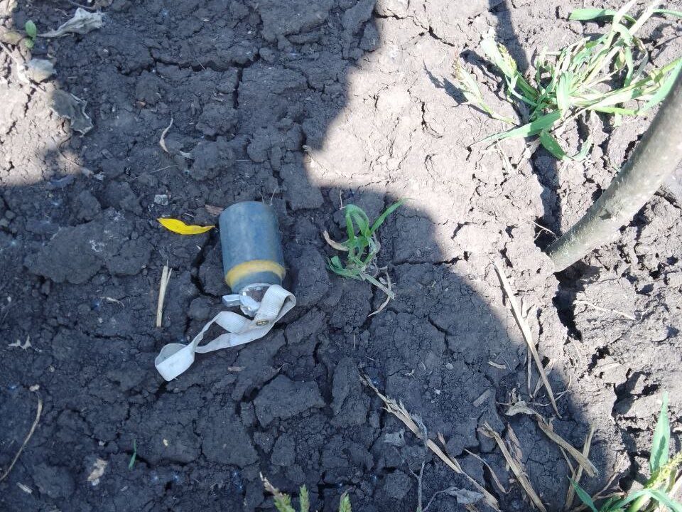Submunizioni inesplose, come queste DPICM M42/M46 rinvenute in Ucraina, possono rimanere per anni sepolte nel terreno soffice, rappresentando una grave minaccia per gli agricoltori.